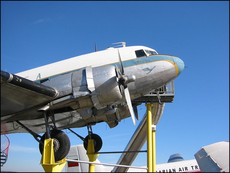Im Technik-Museum Sinsheim ist diese alte DC 3 der Lufthansa ausgestellt. (30.09.2002)