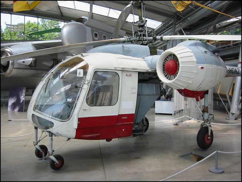 In der Auenstelle des deutschen Museums in der Flugwerft Schleiheim ist dieser Agrarhubschrauber vom Typ Kamov KA-26 ausgestellt. (Juli 2004)
