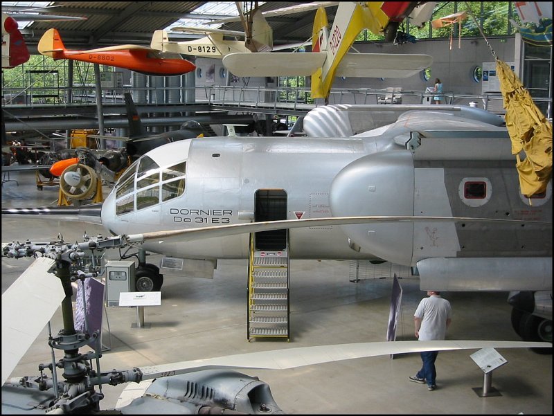 In der Auenstelle des Deutschen Museums in der Flugwerft Schleiheim ist dieser Prototyp eines VSTOL-Transportflugzeuges vom Typ Dornier DO 31 zu sehen. Dieses Flugzeug wurde in den 60er Jahren des letzten Jahrhunderts als Kampfzonentransporter fr die deutsche Bundesluftwaffe entwickelt, ging aber nicht in die Serienproduktion. (Juli 2004)
