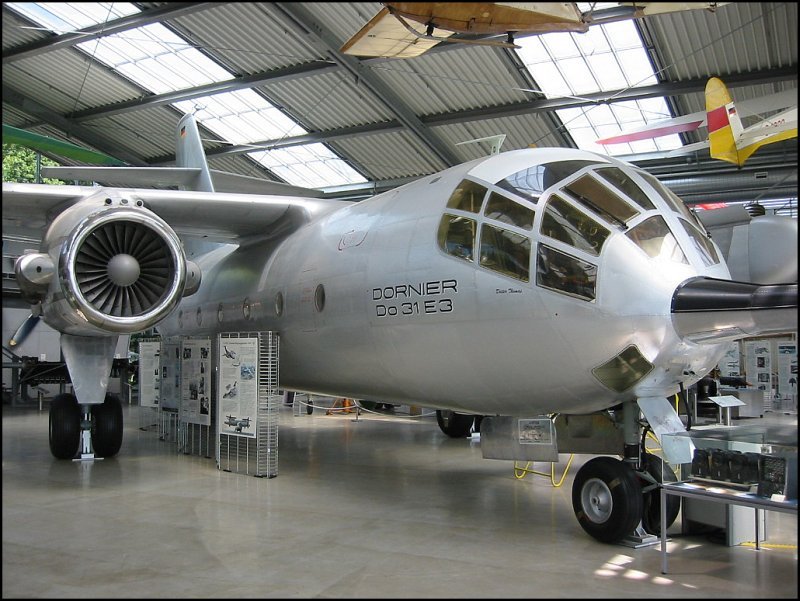 In der Auenstelle des Deutschen Museums in der Flugwerft Schleiheim ist dieser Prototyp eines VSTOL-Transportflugzeuges vom Typ Dornier DO 31 zu sehen. Dieses Flugzeug wurde in den 60er Jahren des letzten Jahrhunderts als Kampfzonentransporter fr die deutsche Bundesluftwaffe entwickelt, ging aber nicht in die Serienproduktion. (Juli 2004)