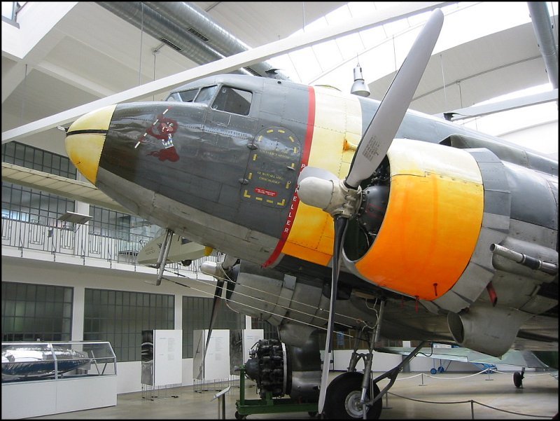 In der Auenstelle des Deutschen Museums in der Flugwerft Schleiheim war im Juli 2004 diese DC-3 bzw. C-47 aus den Anfangstagen der Deutschen Bundesluftwaffe ausgestellt.