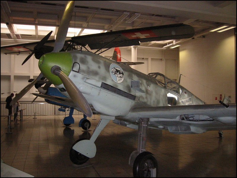 In der Hauptstelle des Deutschen Museums in Mnchen konnte man im Juli 2004 diese Messerschmitt ME 109 sehen, ein deutsches Jagdflugzeug aus dem Zweiten Weltkrieg.