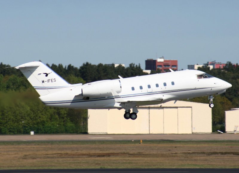 Infite Aviation Canadair Challenger 600S M-IFES beim Start in Belin-Tegel am 19.04.2009