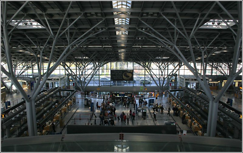 Innenansicht des 1991 fertiggestellten Terminal 1 des Stuttgarter Flughafen. Charakteristisch sind die das Dach tragende Baumsttzen. Architektur: Meinhard von Gerkan von gmp (Hamburg). 25.10.2006 (Matthias)