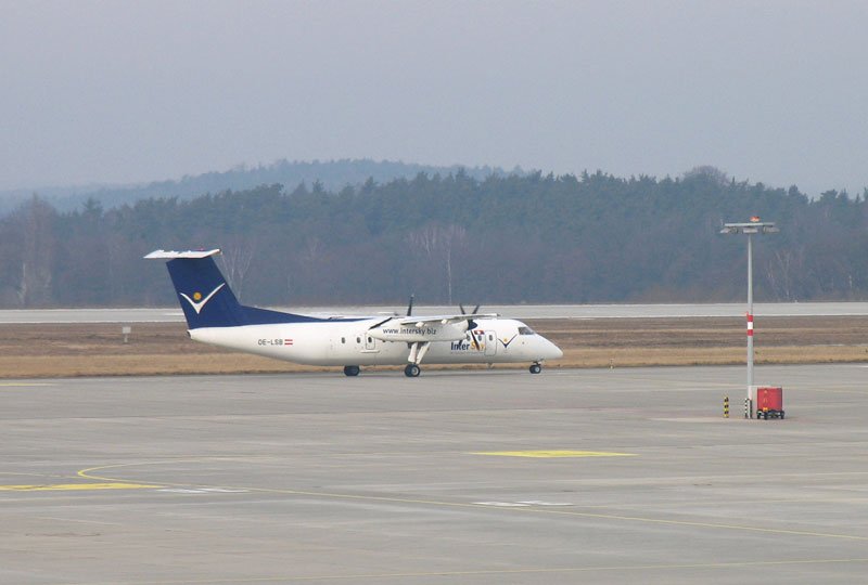 InterSky De Havilland Canada DHC-8-300 (DHC83) OE-LSB rollt zum Start als Flug 3L 363 nach Friedrichshafen;  Dresden-Klotzsche, 11.02.2008
