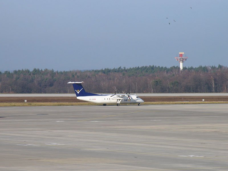 InterSky OE-LSB, eine De Havilland Dash 8-300 (DHC83), rollt zum Start als Flug 3L 363 nach Friedrichshafen; Dresden-Klotzsche, 21.11.2007
