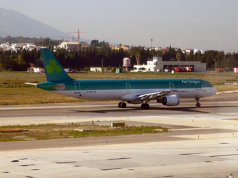 Jet der Aer Lingus rollt am 05.12.2007 auf dem Flughafen Valencia zum Start.