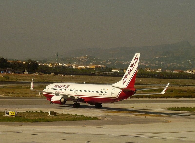 Jet der Air Berlin rollt am 05.12.2007 auf dem Flughafen Valencia zum Start.