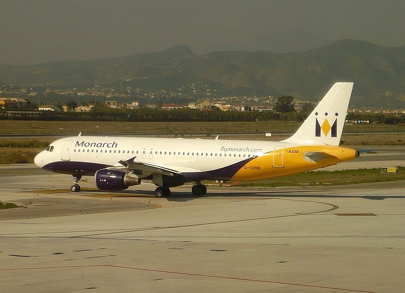 Jet der Monarch Airlines (Grobritannien) ist am 05.12.2007 eben auf dem Flughafen Valencia gelandet.