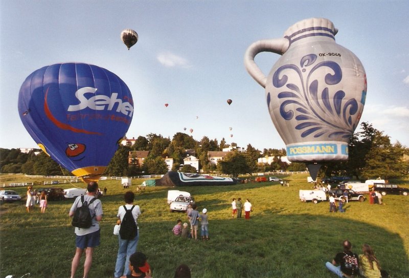 Juni 2002: Hessentag in Idstein. Einer der Programmpunkte war ein Massenstart von Heissluftballons. Der Frankfurter ppelweinbembel hat gerade abgehoben