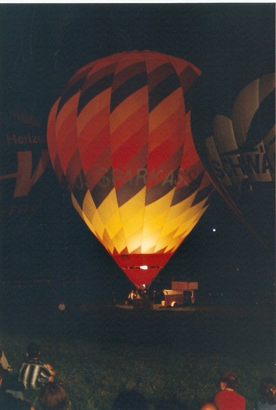 Juni 2002: Hessentag in Idstein. Nach dem am Tag durchgefhrten Massenstart der Heissluftballons war am Abend  Ballonglhen  angesagt. (digitalisiertes Dia)