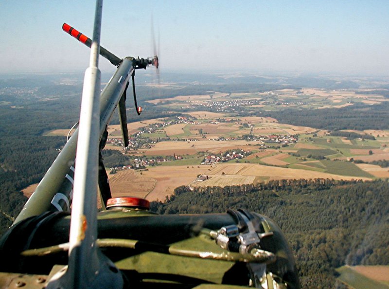 Kein alltglicher Ausblick vom Hubschrauber (Hughes 269 C). Aufgenommen im Sommer 2002.