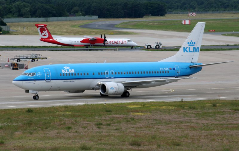 KLM B 737-406 PH-BTB bei der Ankunft auf dem Flughafen Berlin-Tegel am 26.07.2009