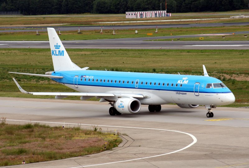 KLM-Cityhopper Embraer 190-100STD PH-EZA am 26.07.2009 auf dem Flughafen Berlin-Tegel