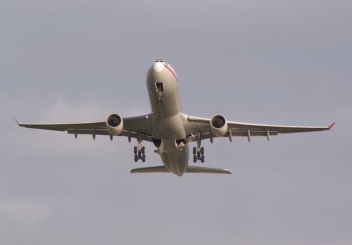 Kraftvoller Start dieses Airbus A330 der LTU. Nach einem Vogelschlag fliegt der Jet mit weier Nase umher. Die Lackeirung ist aber noch die alte Version. Das Foto stammt vom 12.11.2007