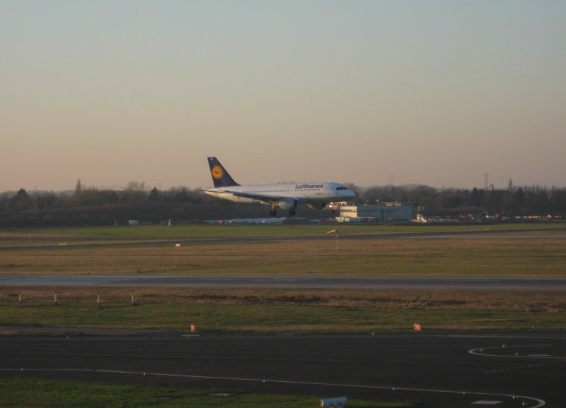 Kurz befor die Sonne sich an diesem Tag verabschiedete landete noch dieser A 319-100 der Lufthansa aus Mnchen in Dsseldorf. (26.12.2008)