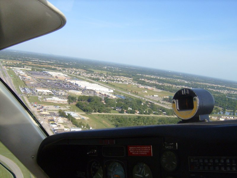 Kurz nach dem Start von einem von mehreren Regionalflugpltzen in Wichita, Kansas. Unten ist eine der wichtigsten Ost-West Strassen Wichita's zu sehen, die  Kellogg Road . (2006)