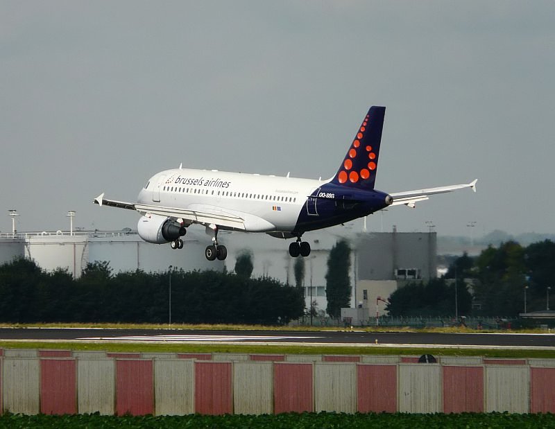 Kurz vor der Landung wird noch ein wenig korrigiert. Der Airbus von Brussels hat seinen Flug gleich erfolgreich beendet. Das Bild stammt vom 01.09.2008