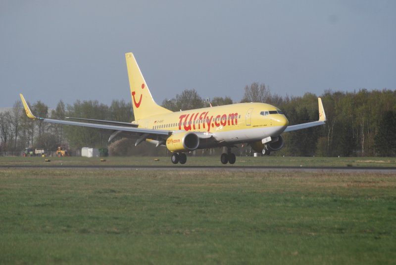 Landung bei bestem Planespotter Wetter in Hamburg Fuhlsbttel Boeing 737-300 D-AHXI von Tuifly am 13.04.09