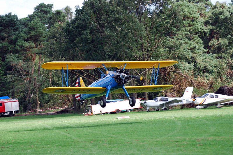 Landung einer Boeing-Stearman beim Flugtag 2008 auf dem Flugplatz Weser-Wmme am 30.08.08
