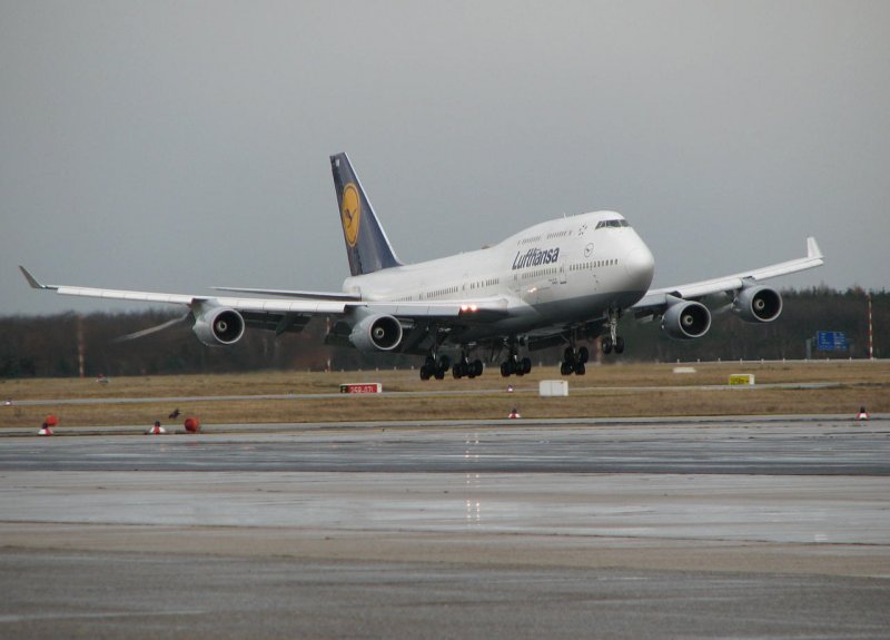 Landung D-ABVW B747-430 rwy 25R
01.12.2007
