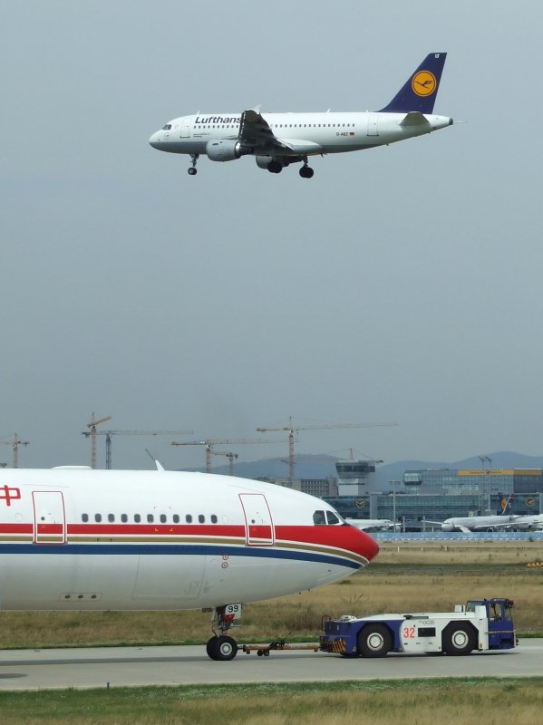 Landung eines Airbus A 319 der Lufthansa, whrend ein Airbus A 330-300 der China Eastern auf der Rollbahn gezogen wird. (Frankfurt am Main am 07.08.2008)