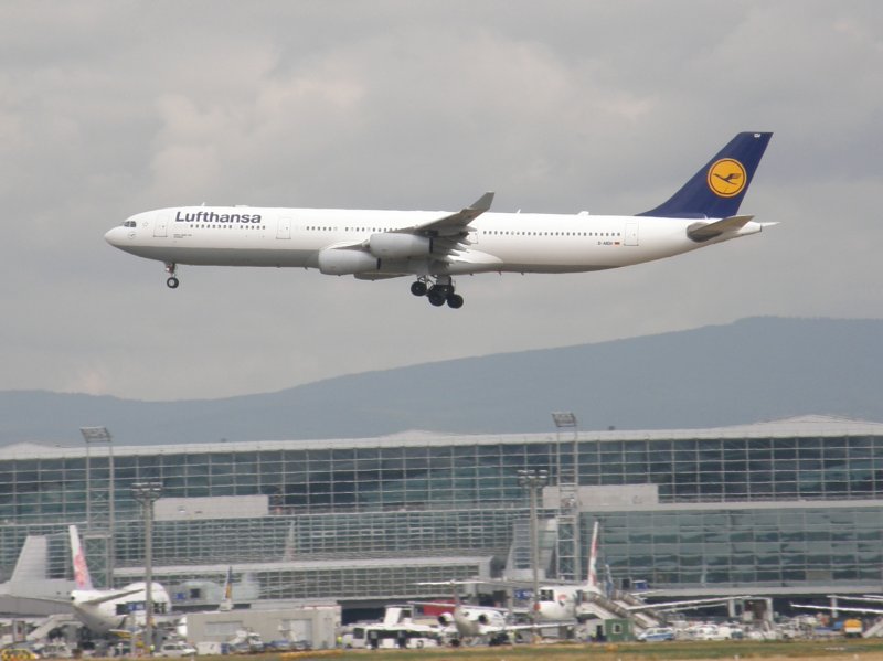 Landung eines Airbus A 340 der Lufthansa in Frankfurt am Main am 16.07.2008.