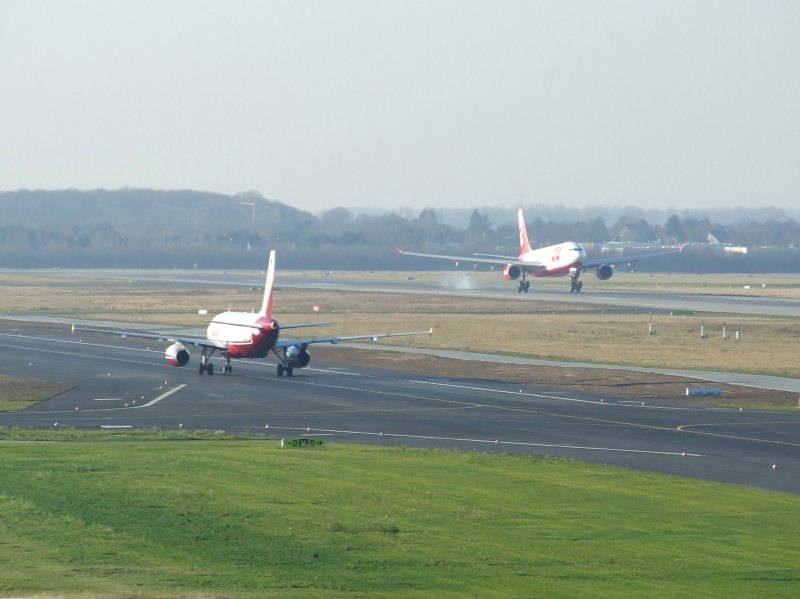 Landung eines LTU A 330 und ein A 319 auf dem Rollfeld in Dsseldorf am 27.12.2008.