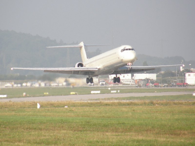 Landung einer MD-90 einer mir unbekannten Airline am 30.08.2008 in Stuttgart.