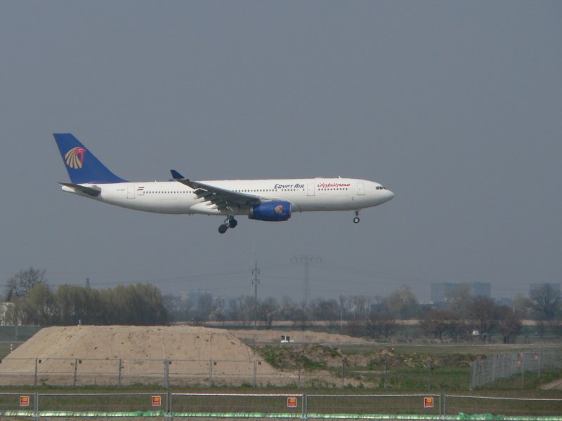 Landung der SU-GCM der EgyptAir am 31.3.2007 in SXF Berlin Schnefeld.