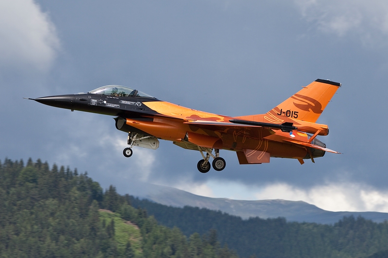 Landung/F-16 Fighting Falcon/NL/Zeltweg/AirPower'09
