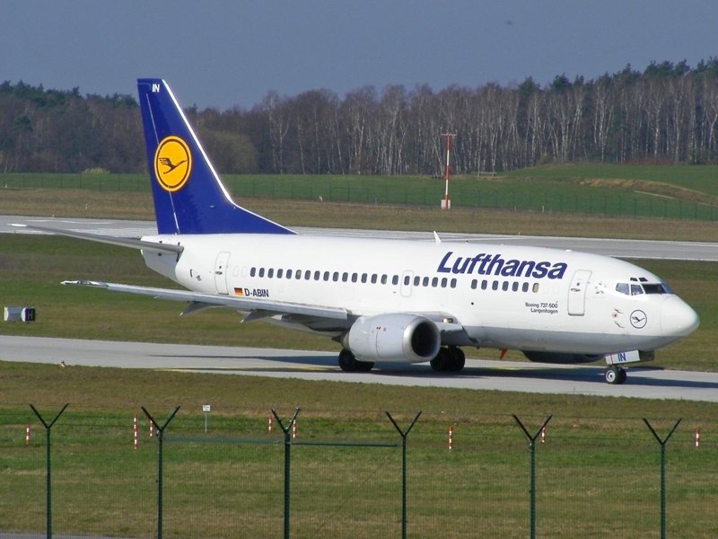 Langenhagen , eine 737-500 (D-ABIN) der Lufthansa am 3.4.2009 in Dresden.
