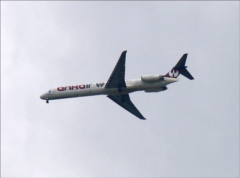 Laut Flugplan htte als Flug SHY 161 aus Antalya eine MD83 der SKY airlines kommen sollen. Mit fast vier Stunden Versptung kam die McDonnell Douglas MD-83 TC-AKN der ankair - hier im Landeanflug auf Dresden-Klotzsche; 05.05.2008
