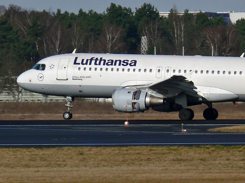 LH 320 D-AIQU Backnang landet in Berlin TXL auf der Rwy 26R am 03.02.2008