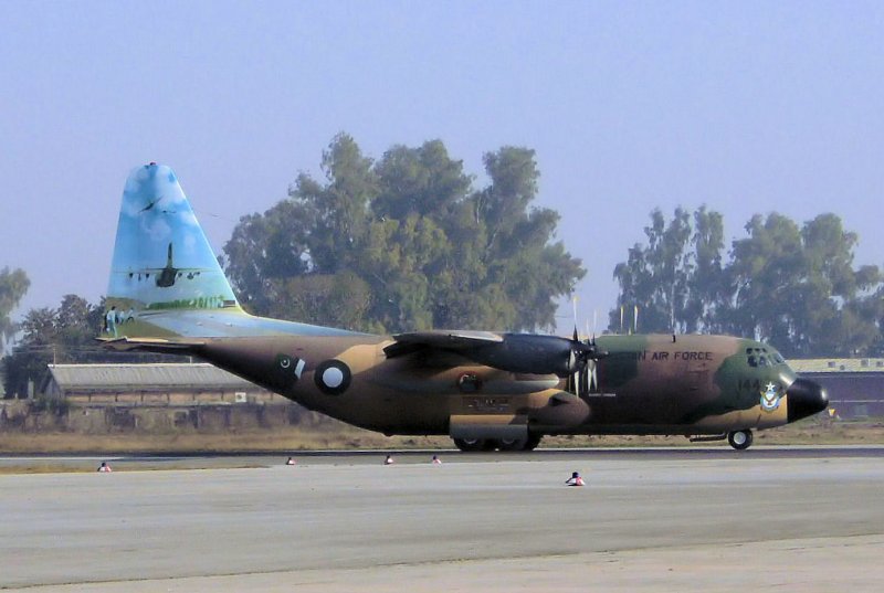 Lockheed Hercules C 130 der Pakistan Air Force mit toller Lackierung auf der Seitenflosse - Februar 2009 - Islamabad