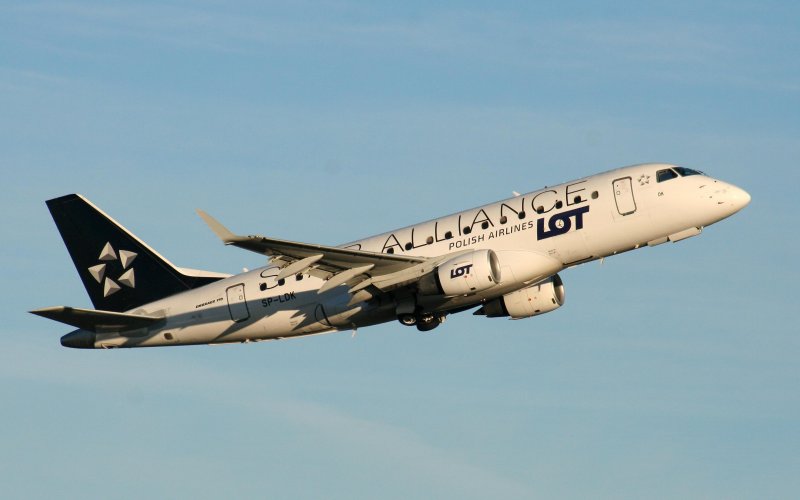 Lot Embraer 170 SP-LDK beim Start in Berlin-Tegel am 20.10.2007