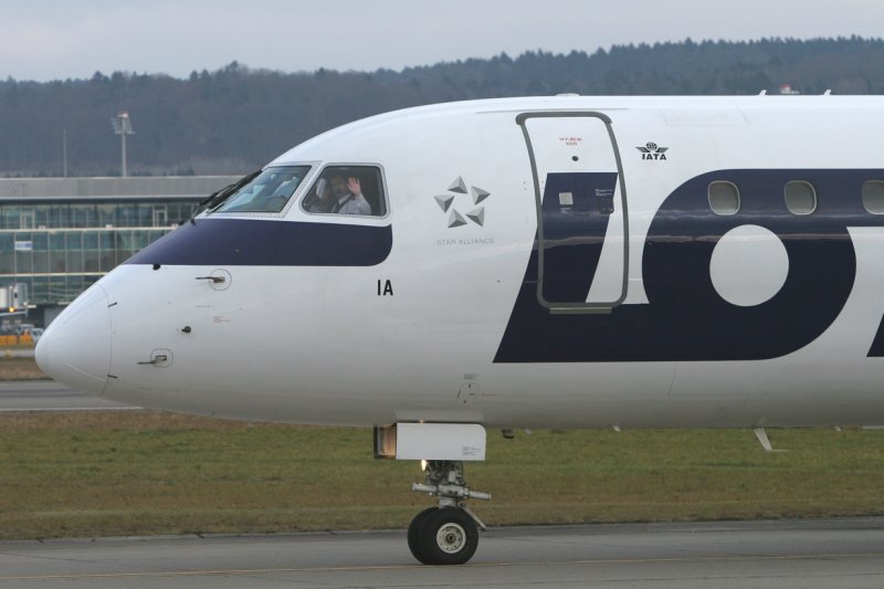 LOT Polish Airlines Embraer ERJ-175 , SP-LIA , ZRH 15.12.2007