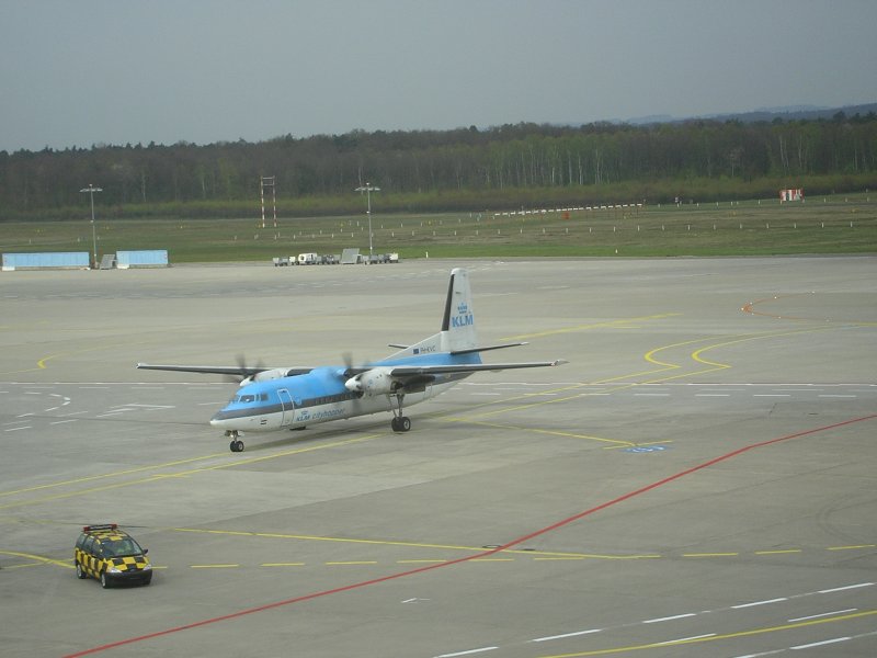 Lotse vor KLM cityhooper , Kln Bonn.(24.04.2008)