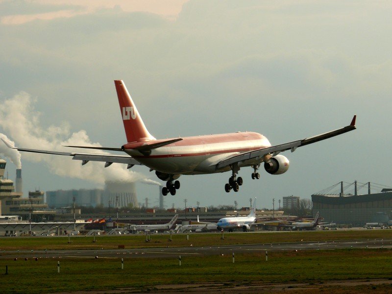 LTU 330-200 D-ALPE Berlin TXL 14.04.2008 kurz vor der Landung auf RWY 26R