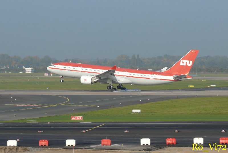 LTU. D-ALPF. Flughafen Dsseldorf. 11.10.2008.