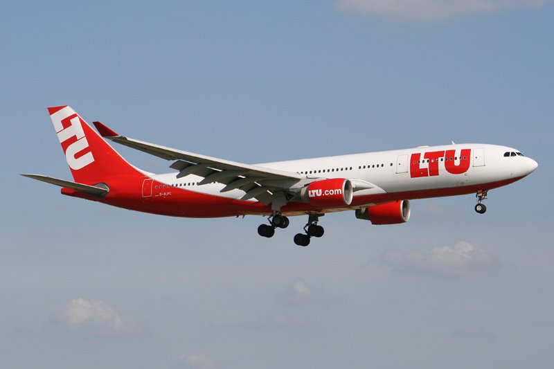 LTU International Airways Airbus A330-223 D-ALPC in DUS am 16,06,08