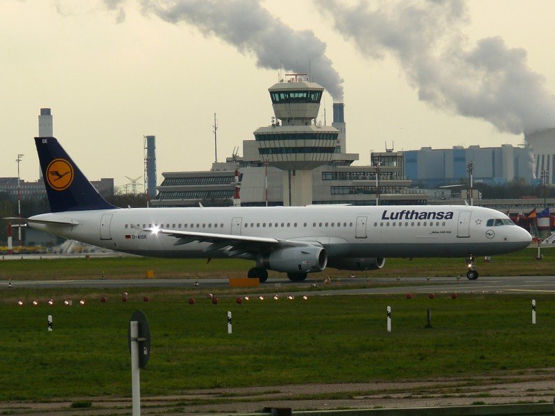 Lufthansa 321 D-AISK Berlin TXL 14.04.2008 - die Maschine ist noch ohne Taufnamen - da wird sich doch wohl eine Stadt finden lassen ....