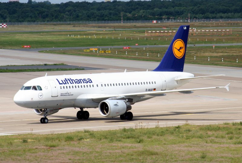 Lufthansa A 319-114 D-AILB  Wittenberg/Lutherstadt  bei der Ankunft auf dem Flughafen Berlin-Tegel am 26.07.2009