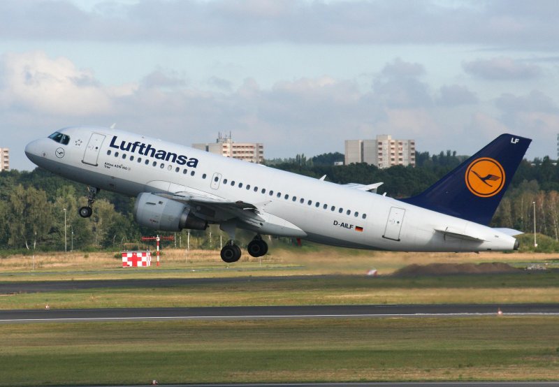 Lufthansa A 319-114 D-AILF  Trier  beim Start in Berlin-Tegel am 12.09.2009