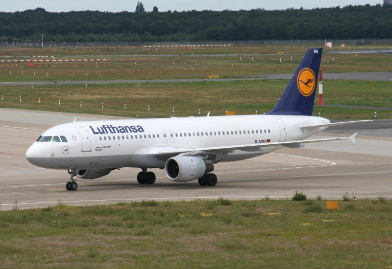 Lufthansa A 320-211 D-AIPH  Mnster  bei der Ankunft auf dem Flughafen Berlin-Tegel am 26.07.2009