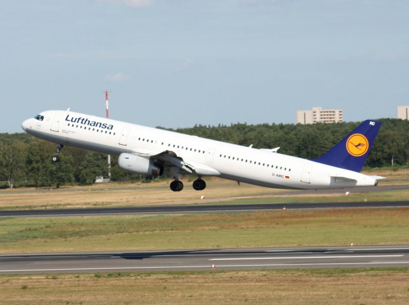 Lufthansa A 321-131 D-AIRC  Erlangen  beim Start in Berlin-Tegel am 30.08.2009