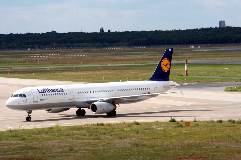 Lufthansa A 321-131 D-AIRS  Husum  bei der Ankunft auf dem Flughafen Berlin-Tegel am 26.07.2009