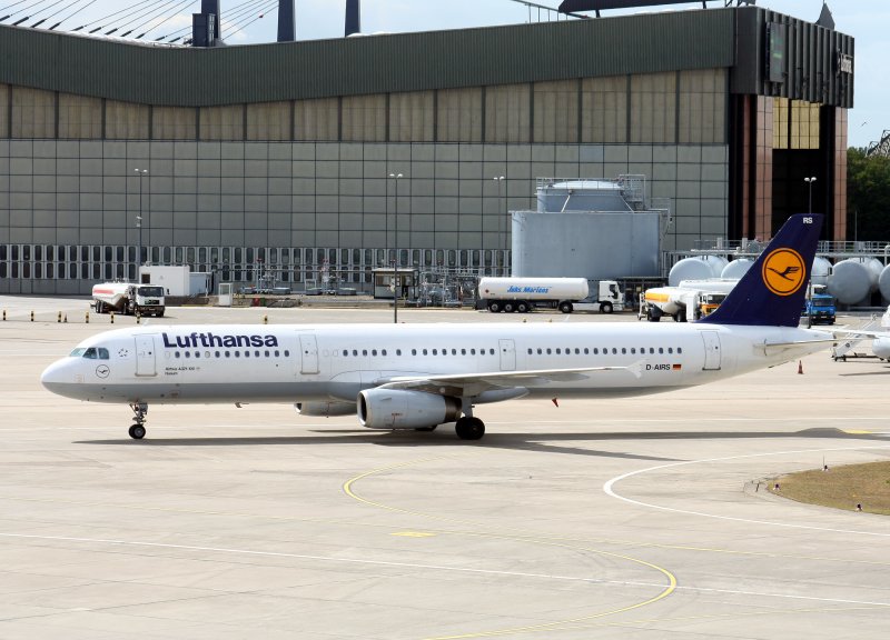 Lufthansa A 321-131 D-AIRS  Husum  bei der Ankunft auf dem Flughafen Berlin-Tegel am 14.08.2009