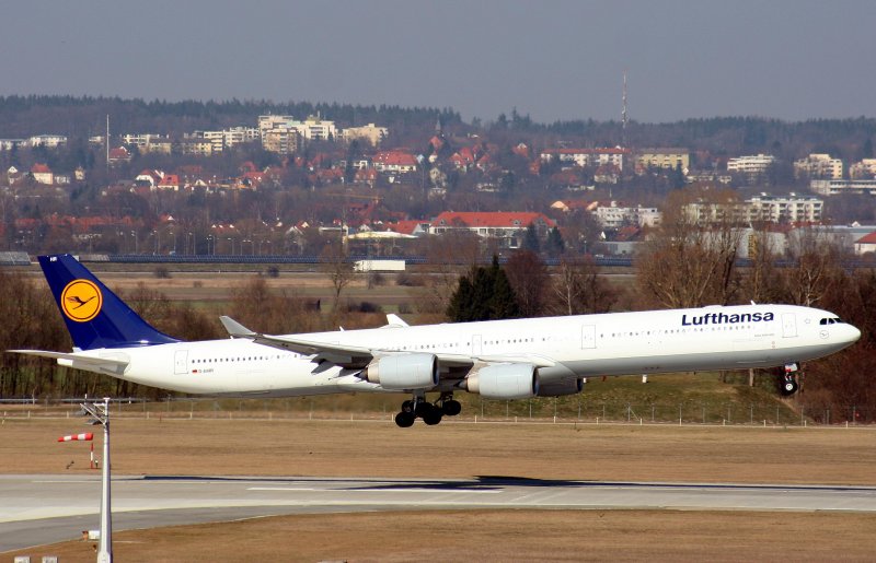 Lufthansa A 340-642 D-AIHR bei der Landung auf dem Flughafen München am 10.03.2008