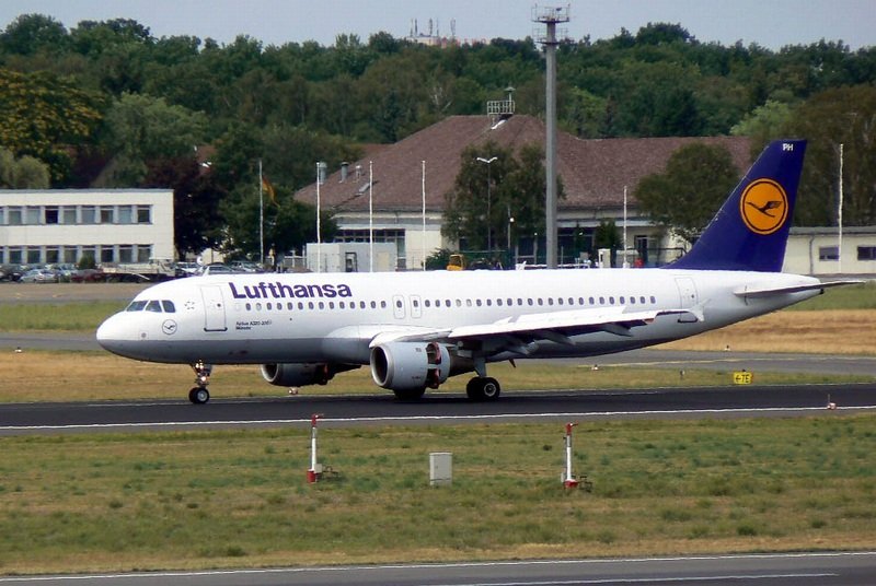 Lufthansa Airbus A 320 D-AIPH Berlin TXL 02.08.2006